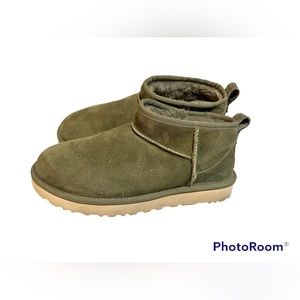 Ugg ultra mini olive women’s size 10, almost new, rare!